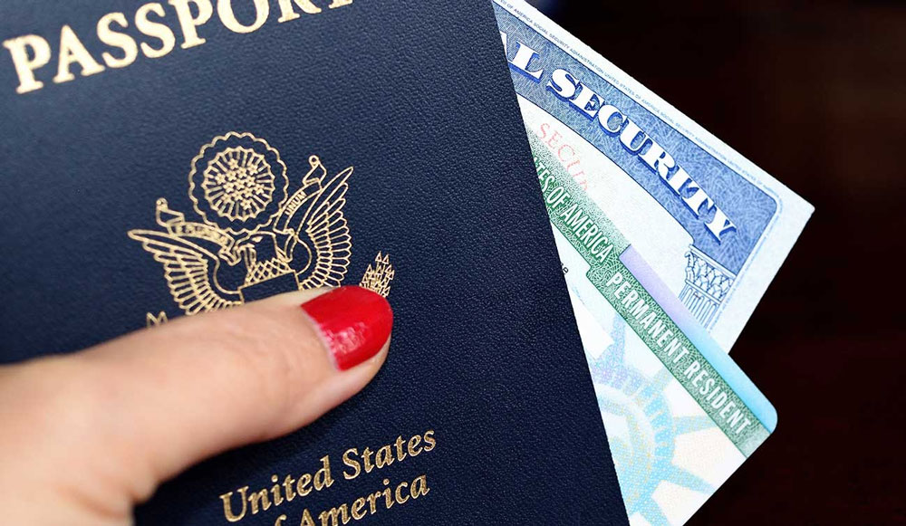 Thường trú nhân Mỹ xin cấp lại thẻ xanh như thế nào?