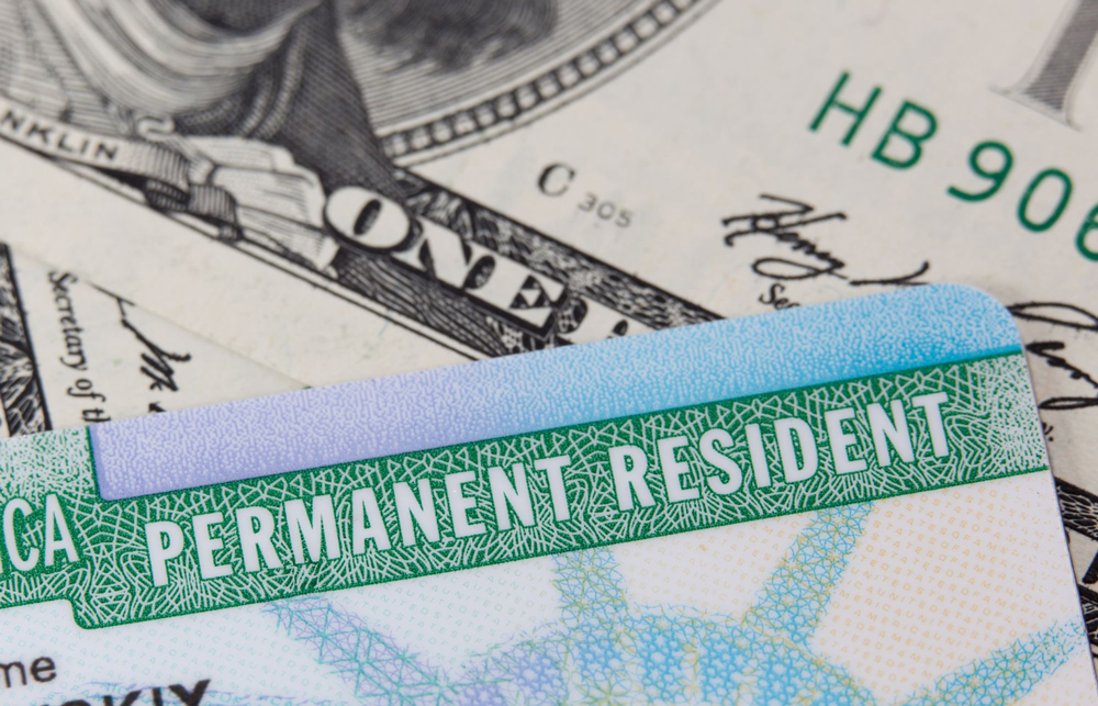 Thẻ thường trú nhân Mỹ hết hạn không khiến bạn bị trục xuất