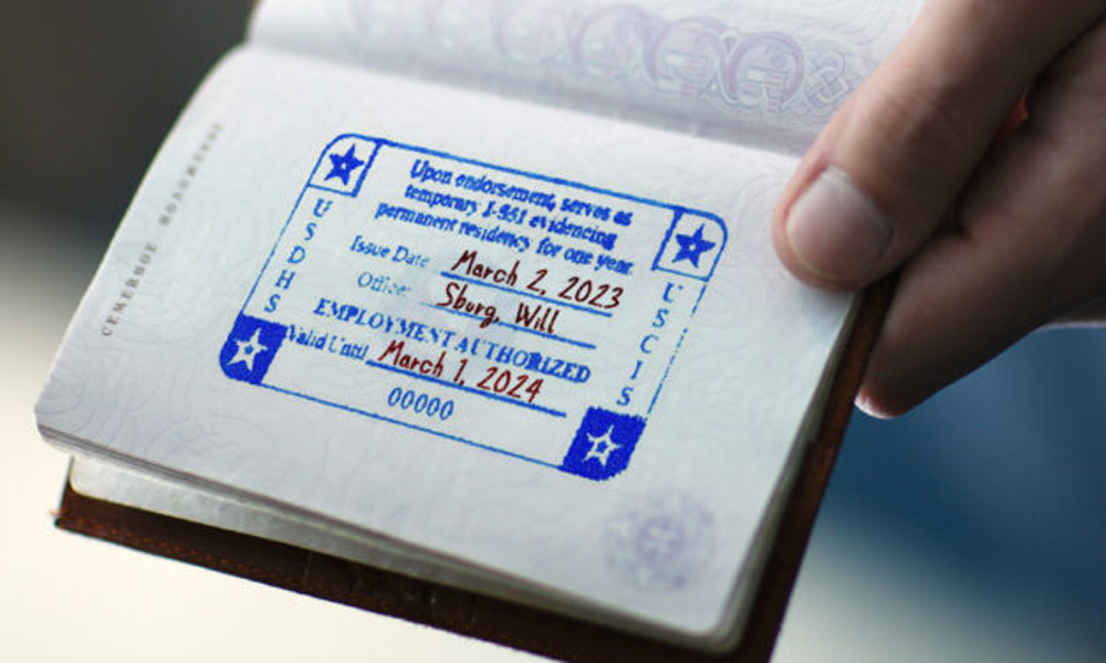 Nộp dung của tem I-551, hay còn gọi là tem ADIT trên hộ chiếu