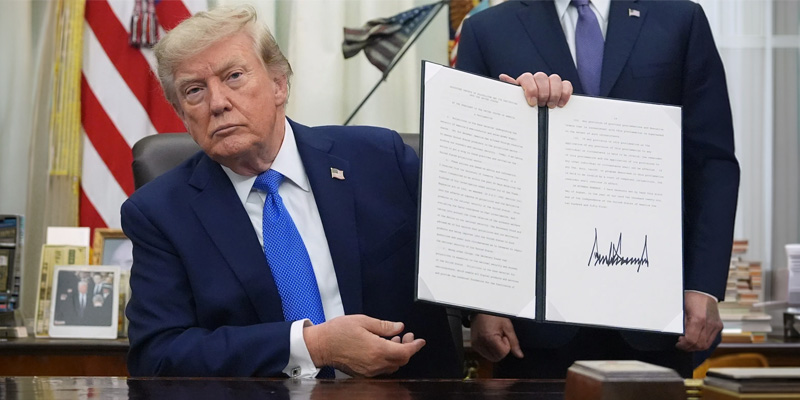 Ông Trump ký 2 sắc lệnh sinh con